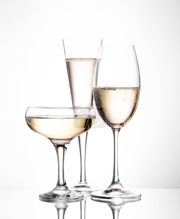 Foto de Tres copas de champán. Sobre fondo blanco - Imagen libre de derechos