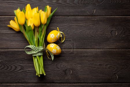 Foto de Tarjeta de felicitación de Pascua con tulipanes y huevos de Pascua. Vista superior plano con espacio para sus saludos - Imagen libre de derechos