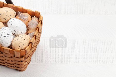 Foto de Tarjeta de felicitación de Pascua con huevos de Pascua en cesta. Vista superior con espacio de copia - Imagen libre de derechos