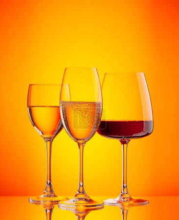 Téléchargez les photos : Vin blanc, champagne et verres à vin rouge - en image libre de droit