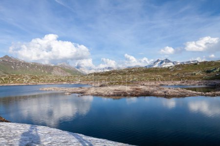 Foto de Vista panorámica del lago en los Alpes con nieve en Suiza - Imagen libre de derechos