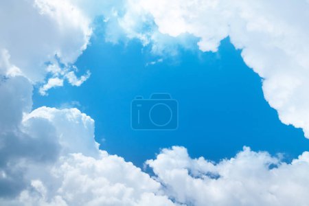Foto de Cielo azul soleado con nubes y espacio de copia en el centro - Imagen libre de derechos