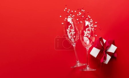 Téléchargez les photos : Carte de voeux Saint-Valentin avec fleurs roses. Pose plate avec de l'espace pour vos salutations d'amour - en image libre de droit