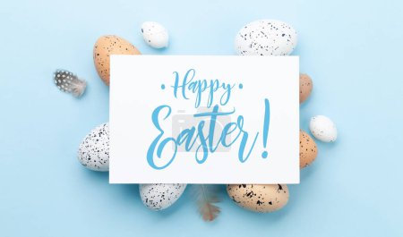Foto de Tarjeta de felicitación de Pascua sobre huevos de Pascua. Vista superior plano con espacio de copia - Imagen libre de derechos