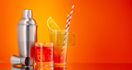 Téléchargez les photos : Cocktail shaker, negroni et tequila sunrise cocktail sur fond orange avec espace de copie - en image libre de droit