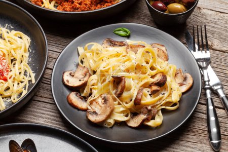 Téléchargez les photos : Différentes pâtes italiennes. Pâtes aux champignons et sauce tomate, spaghetti bolognaise - en image libre de droit
