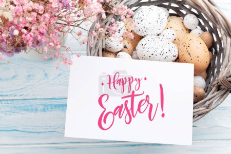 Foto de Tarjeta de felicitación de Pascua con huevos de Pascua y flores. Vista superior plano con espacio de copia - Imagen libre de derechos