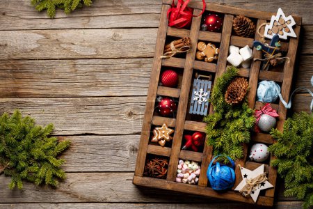 Foto de Caja de madera con decoración navideña y juguetes. Piso con espacio de copia - Imagen libre de derechos