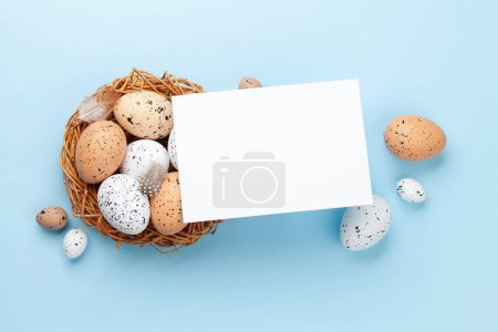 Foto de Tarjeta de felicitación de Pascua sobre huevos de Pascua en el nido. Vista superior plano con espacio de copia - Imagen libre de derechos