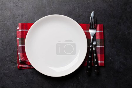 Téléchargez les photos : Assiette vide et argenterie sur table en pierre. Vue de dessus plat couché avec espace de copie. Modèle ou maquette pour votre repas - en image libre de droit