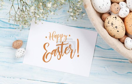 Foto de Tarjeta de felicitación de Pascua con huevos de Pascua y flores. Vista superior plano con espacio de copia - Imagen libre de derechos