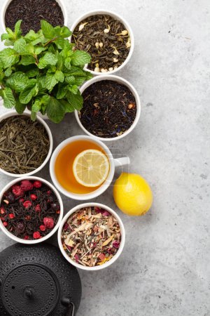 Foto de Varios té seco, menta y limón. Hojas de té de hierbas, verdes y negras. Vista superior plano con espacio de copia - Imagen libre de derechos