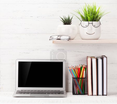 Téléchargez les photos : Bureau à domicile avec ordinateur portable, bloc-notes et crayons colorés. Avec espace de copie - en image libre de droit