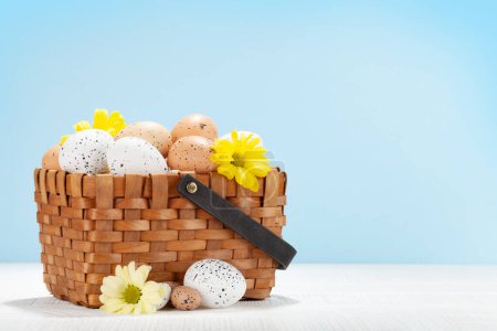 Foto de Tarjeta de felicitación de Pascua con huevos de Pascua en cesta. Con espacio de copia - Imagen libre de derechos