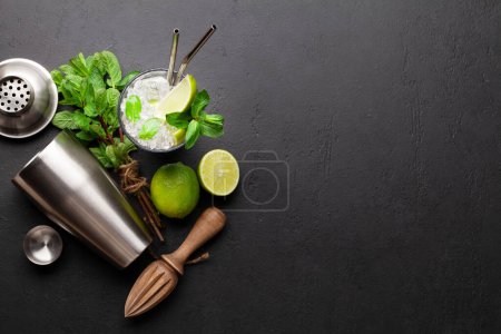 Téléchargez les photos : Un cocktail mojito. Ingrédients et ustensiles à boire. Pose plate vue de dessus avec espace pour votre recette - en image libre de droit