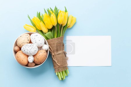 Téléchargez les photos : Carte de vœux de Pâques avec tulipes et oeufs de Pâques. Top vue plat étendu avec de l'espace pour vos salutations - en image libre de droit