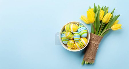 Téléchargez les photos : Carte de vœux de Pâques avec tulipes et oeufs de Pâques. Top vue plat étendu avec de l'espace pour vos salutations - en image libre de droit