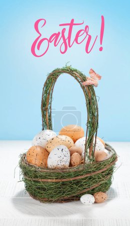 Téléchargez les photos : Carte de vœux de Pâques avec oeufs de Pâques dans le panier - en image libre de droit