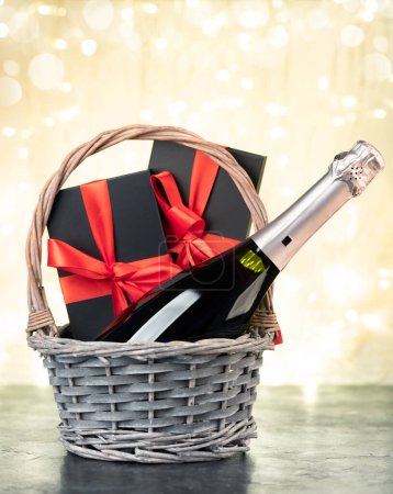 Téléchargez les photos : Panier avec coffrets cadeaux de Noël et champagne - en image libre de droit