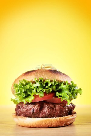 Téléchargez les photos : Hamburger maison avec côtelette de bœuf et légumes frais. Avec espace de copie - en image libre de droit