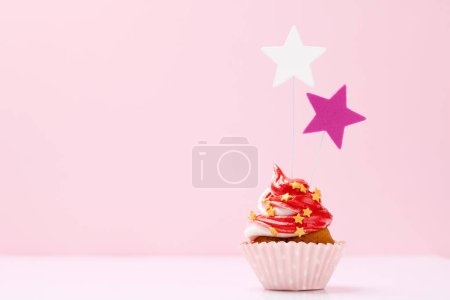 Foto de Colorido cupcake sobre fondo rosa con espacio para copiar - Imagen libre de derechos