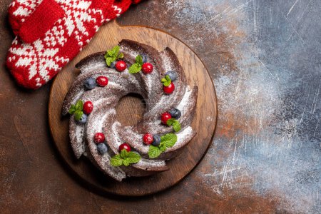 Téléchargez les photos : Gâteau de Noël décoré de myrtilles, canneberges et menthe. Pose plate avec espace de copie - en image libre de droit