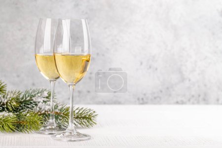 Foto de Ramas de abeto de Navidad y champán. Con espacio para tus saludos de Navidad - Imagen libre de derechos