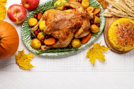 Téléchargez les photos : Thanksgiving dinde et pain à la citrouille sur table rustique avec espace de copie. Pose plate - en image libre de droit