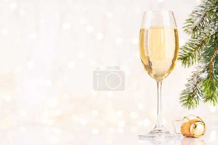 Foto de Copa de champán frente a las luces de Navidad bokeh con espacio para copias - Imagen libre de derechos
