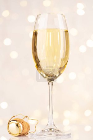 Téléchargez les photos : Verre à champagne devant les lumières de Noël bokeh - en image libre de droit
