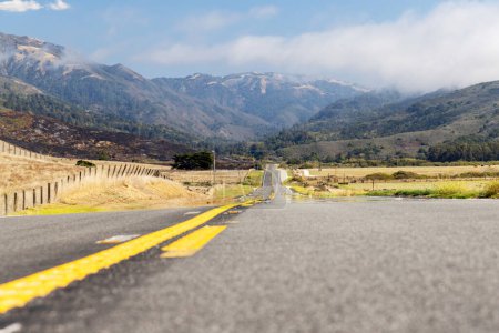 Téléchargez les photos : Route asphaltée et paysage rural des États-Unis - en image libre de droit