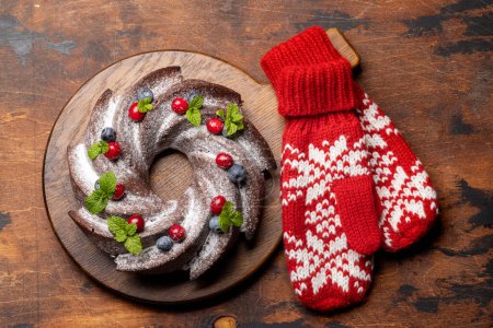 Foto de Pastel de Navidad decorado con arándanos, arándanos y menta. Puesta plana - Imagen libre de derechos