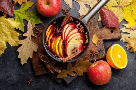 Téléchargez les photos : Vin chaud chaud avec des fruits et des épices. Cocktail d'automne. Pose plate - en image libre de droit