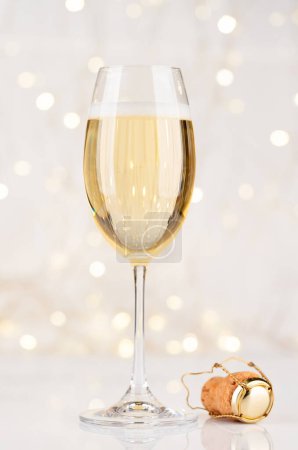 Téléchargez les photos : Verre à champagne devant les lumières de Noël bokeh - en image libre de droit