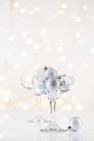 Téléchargez les photos : Verres à champagne avec décor de Noël devant les lumières de Noël bokeh avec espace de copie pour vos salutations - en image libre de droit
