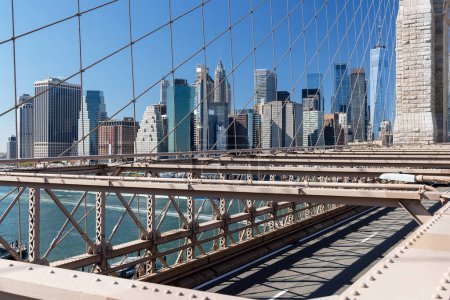 Téléchargez les photos : New York City skyline et Brooklyn bridge. Panorama des gratte-ciel de Manhattan - en image libre de droit