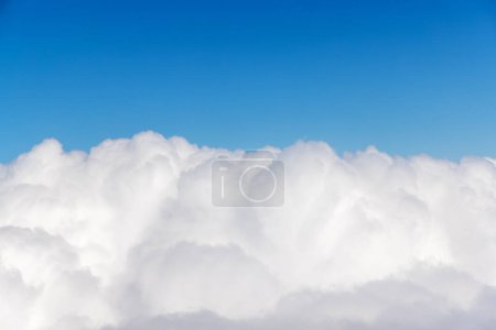 Téléchargez les photos : Nuages ensoleillés et ciel de la fenêtre de l'avion - en image libre de droit