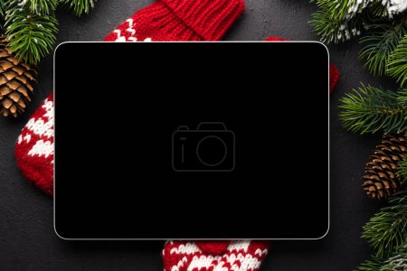 Téléchargez les photos : Tablette avec écran vierge et décor de Noël. Modèle d'écran de périphérique de Noël - en image libre de droit
