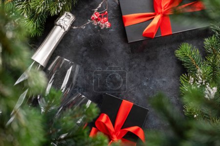 Téléchargez les photos : Coffrets cadeaux de Noël et champagne. Pose plate avec espace pour vos salutations de Noël - en image libre de droit