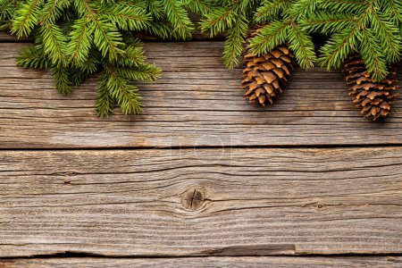 Foto de Ramas de abeto de Navidad y conos de pino sobre fondo de madera. Piso tendido con espacio para saludos - Imagen libre de derechos