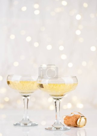 Téléchargez les photos : Verres à champagne devant les lumières de Noël bokeh - en image libre de droit