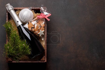 Téléchargez les photos : Boîte avec biscuits au pain d'épice de Noël et champagne. Pose plate avec espace pour vos salutations de Noël - en image libre de droit