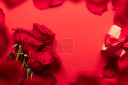 Téléchargez les photos : Carte de voeux Saint-Valentin avec bouquet de fleurs de roses et pétales. Pose plate avec de l'espace pour vos salutations d'amour - en image libre de droit