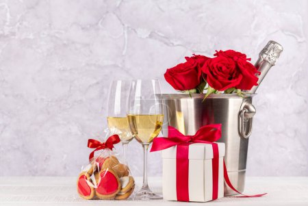 Téléchargez les photos : Carte Saint Valentin avec champagne, fleurs roses et coffret cadeau. Avec espace pour vos salutations - en image libre de droit