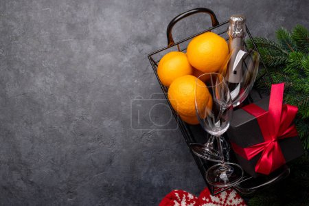 Foto de Caja de regalo de Navidad con champán, naranjas y decoración. Piso yacía con espacio para sus saludos - Imagen libre de derechos
