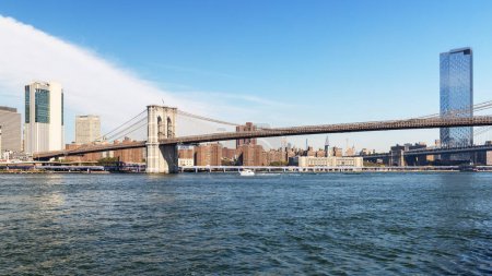 Téléchargez les photos : New York City skyline et Manhattan bridge. Panorama des gratte-ciel - en image libre de droit