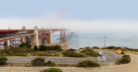 Téléchargez les photos : Golden Gate Bridge couvert de nuages, San Francisco, Californie - en image libre de droit