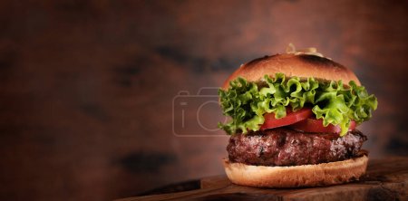 Téléchargez les photos : Hamburger maison avec côtelette de bœuf et légumes frais. Avec espace de copie - en image libre de droit
