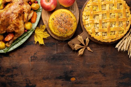 Téléchargez les photos : Thanksgiving dinde et pain à la citrouille sur table rustique avec espace de copie. Pose plate - en image libre de droit