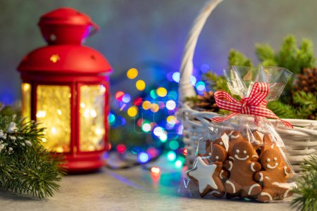 Foto de Galletas de jengibre de Navidad, rama de abeto y luces de guirnalda - Imagen libre de derechos